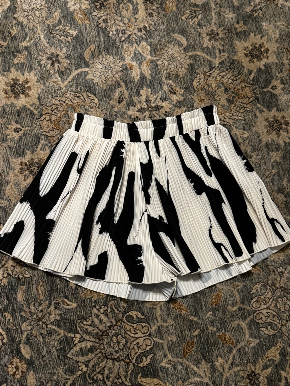 SHEIN Black & White Pleated Abstract Skort